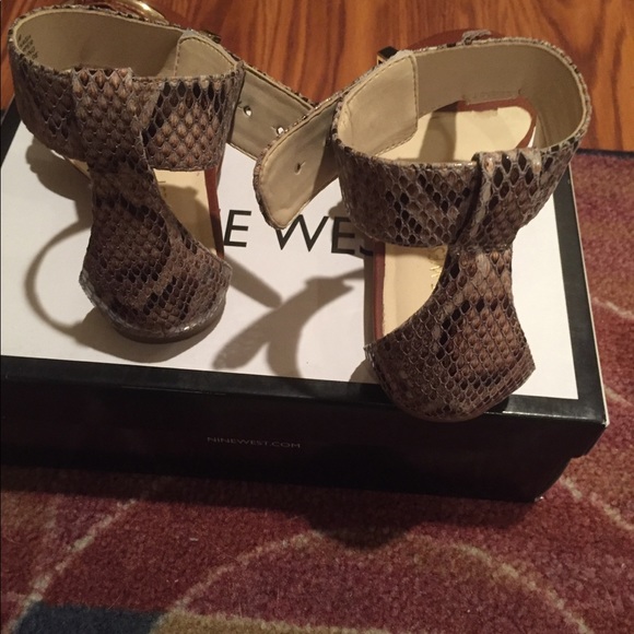 **SOLD**Nine West Sandals Serpent Pattern - Picture 7 of 8